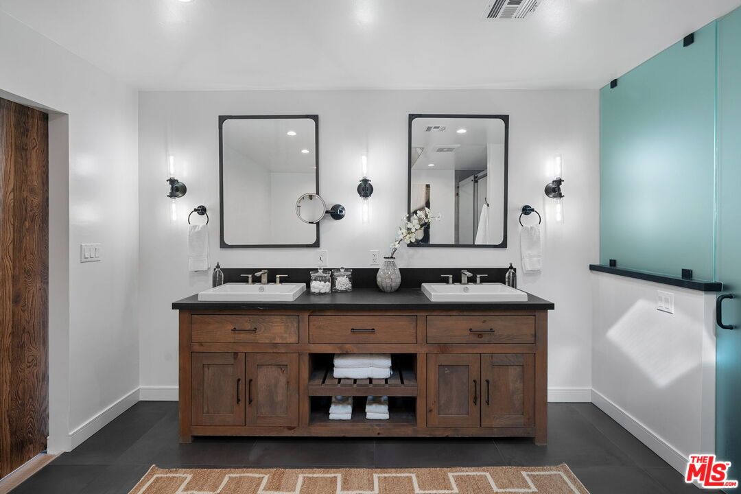 Bathroom, Dual Sink Vanities, Interior, Recessed Lighting