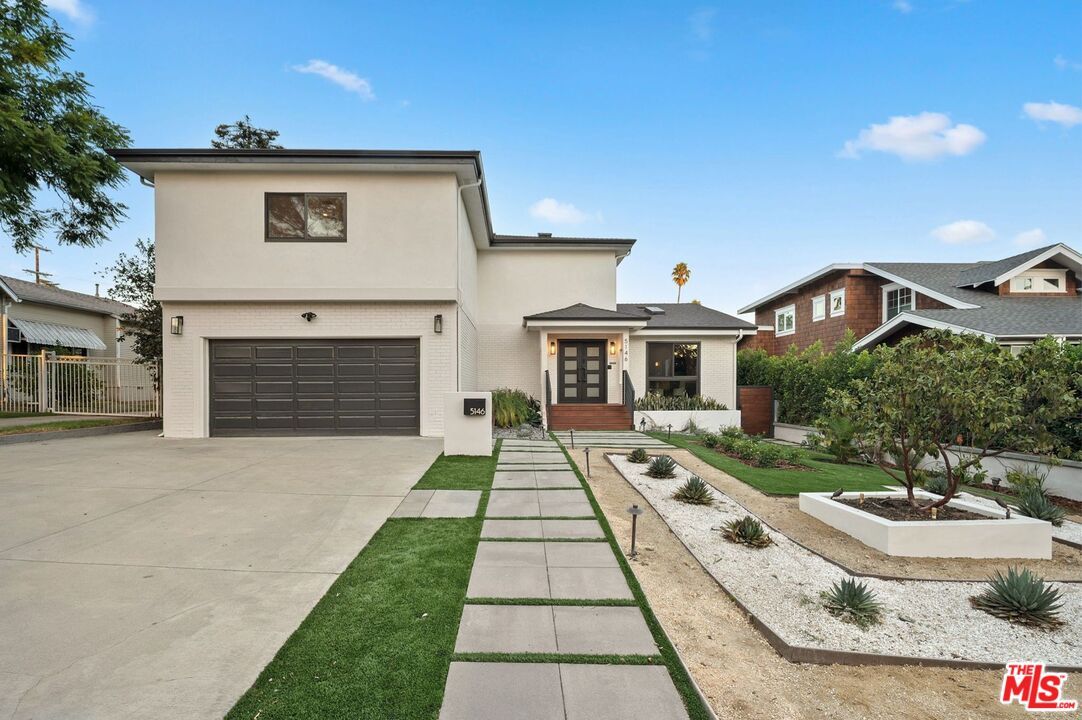 Attached, Exterior, Facade, Mediterranean