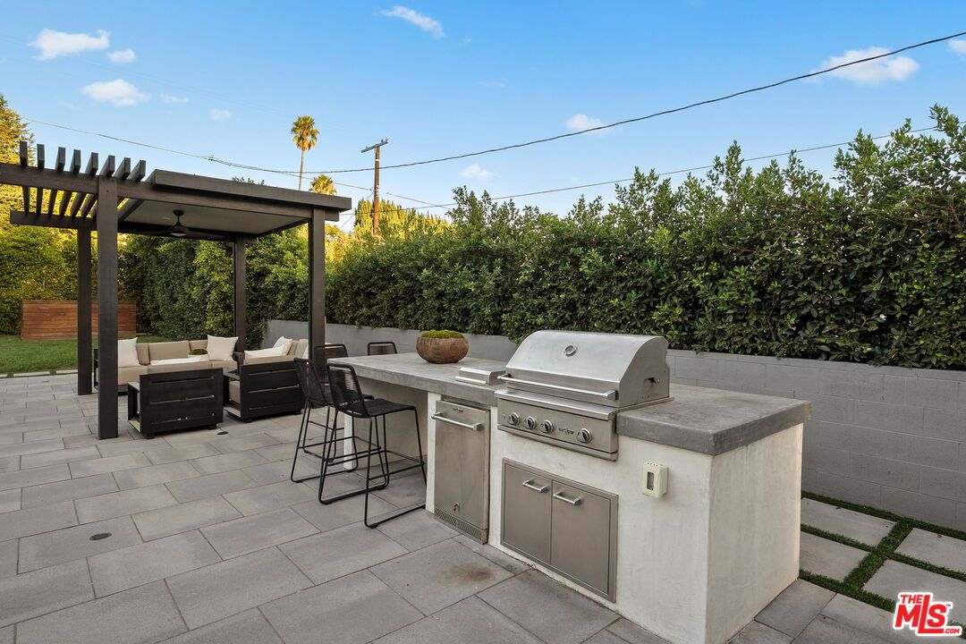 Exterior, Outdoor Kitchen