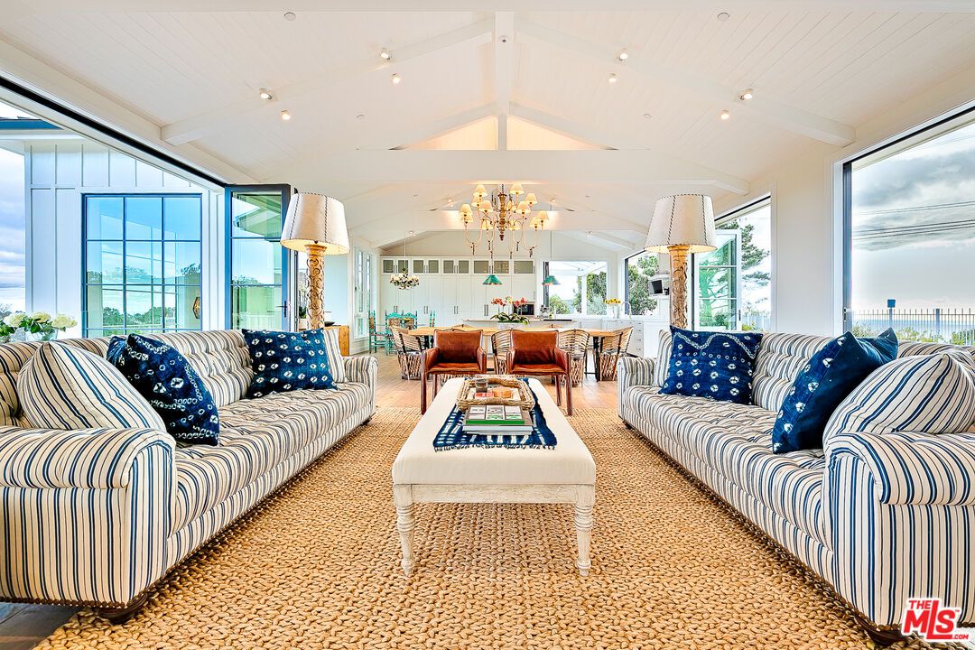 Chandelier, Dining room, Interior, Living room, Recessed Lighting