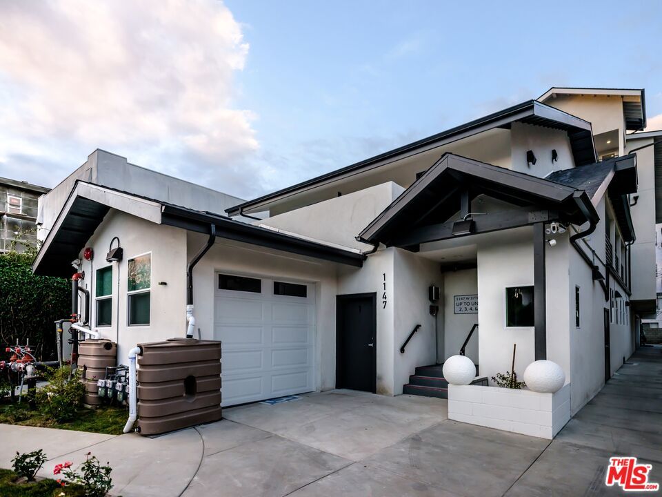 Attached, Exterior, Facade, American Craftsman