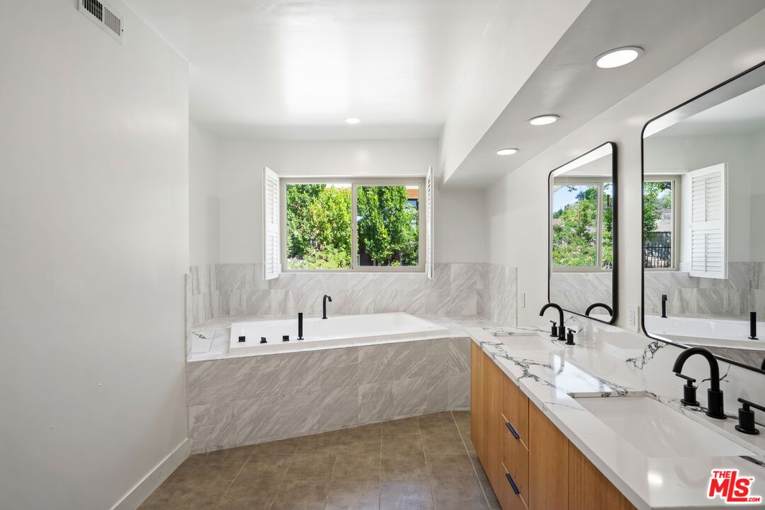 Bathroom, Dual Sink Vanities, Interior, Recessed Lighting