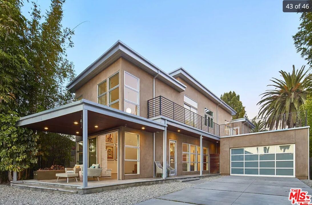 Attached, Exterior, Facade, Modern