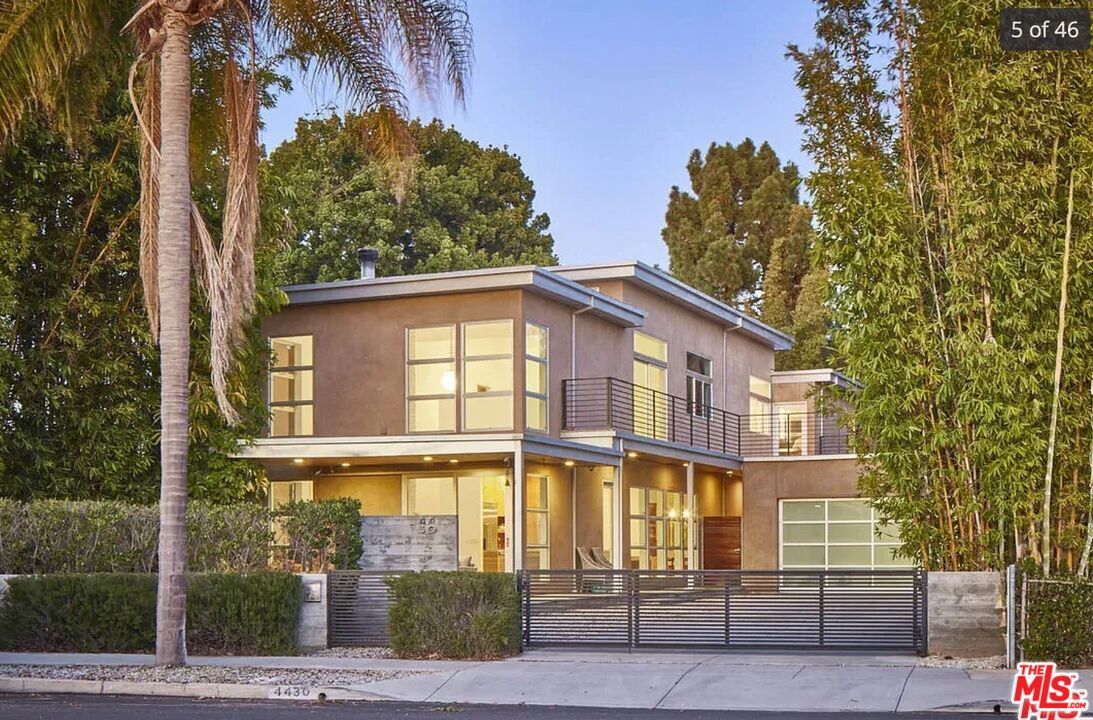 Exterior, Facade, Modern