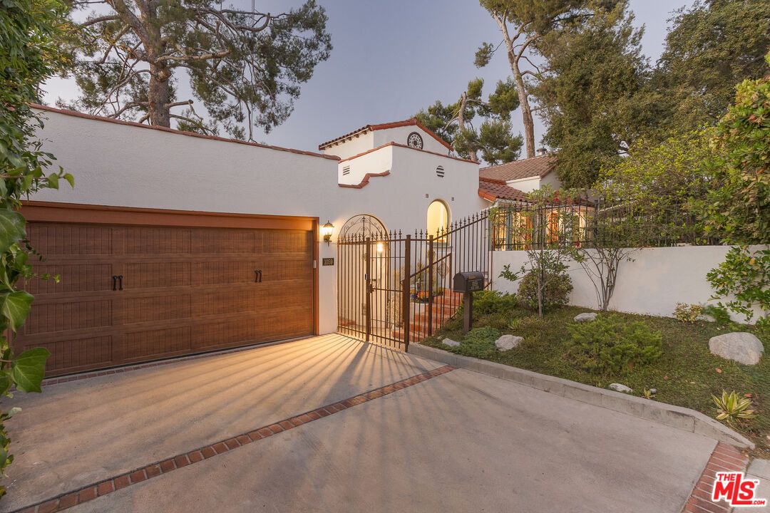 Attached, Exterior, Facade, Spanish Mediterranean