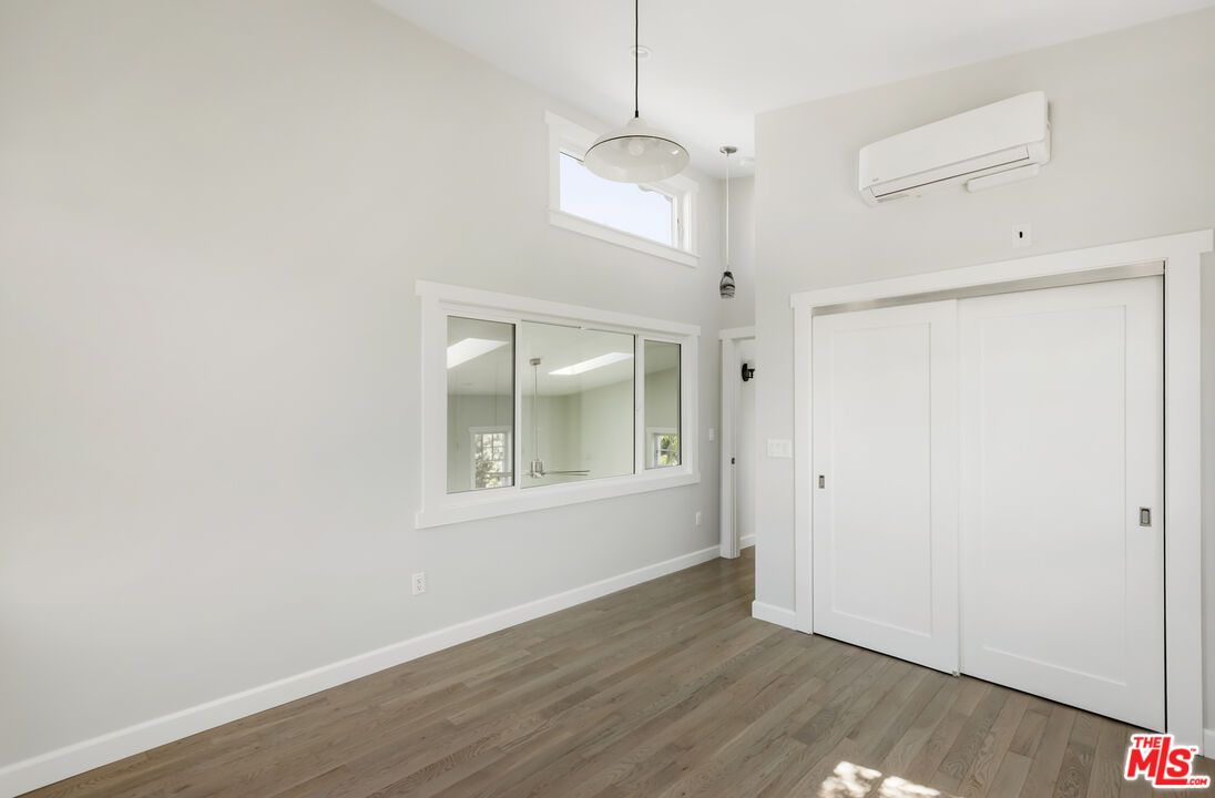 Empty room, Interior, Pendant Lights, Wood Texture Flooring