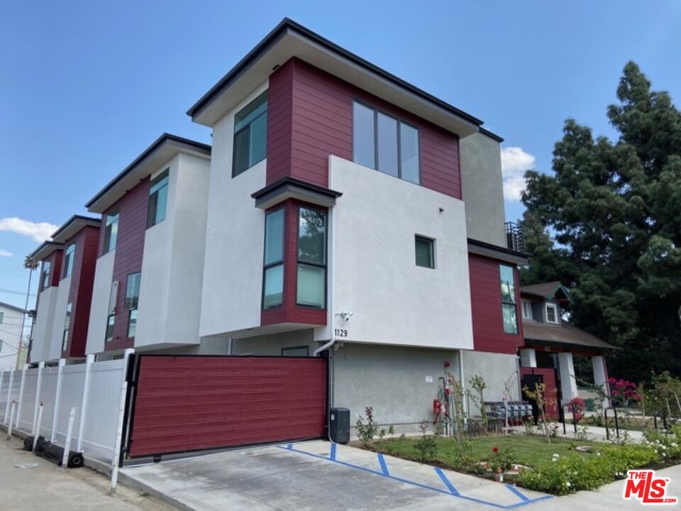 Attached, Exterior, Facade, Modern