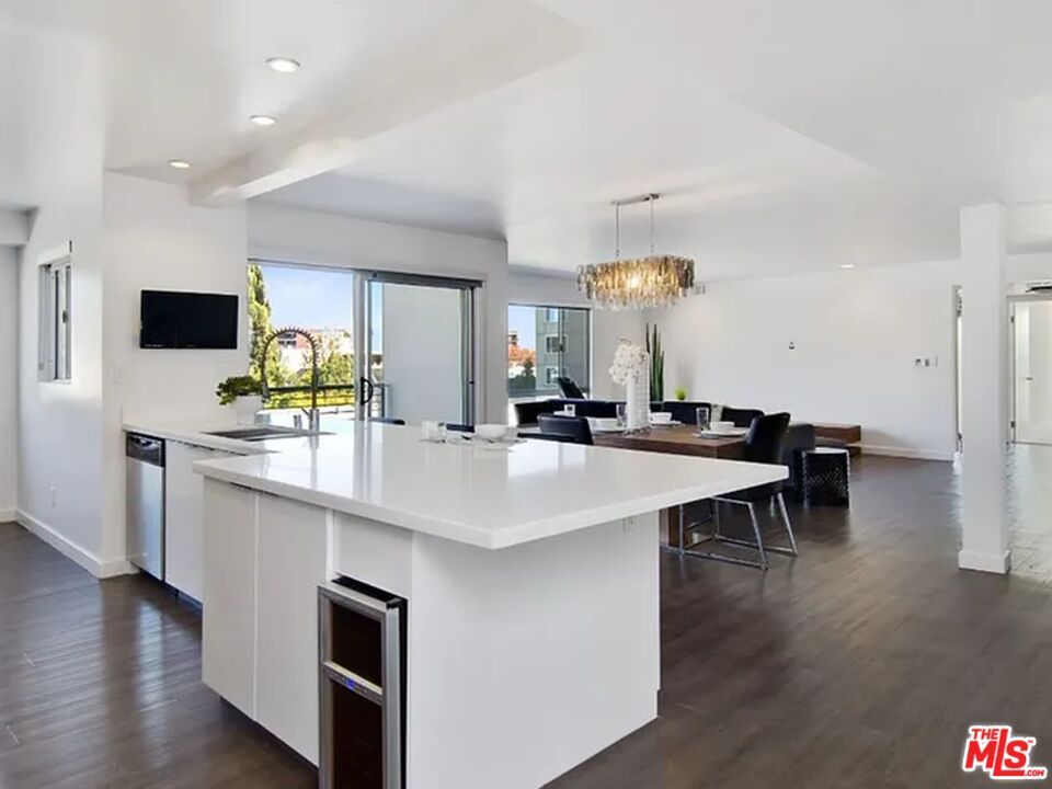 Chandelier, Dining room, Interior, Kitchen, Pendant Lights, Recessed Lighting, Wood Texture Flooring