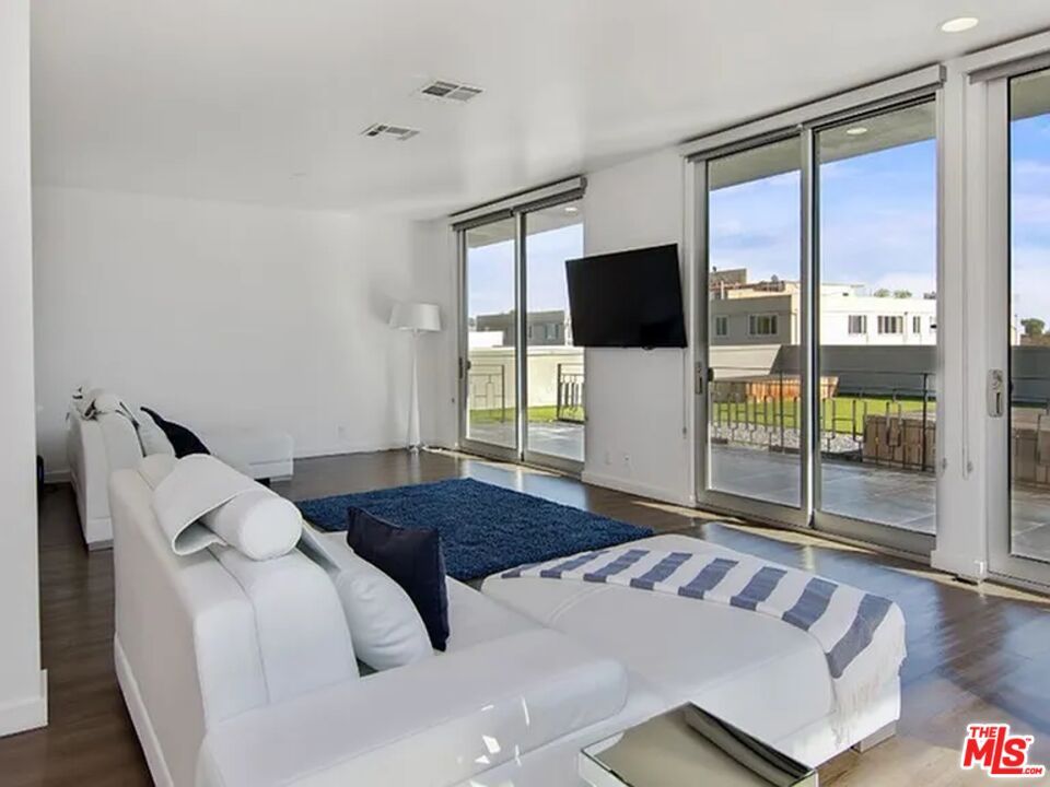 Bedroom, Interior, Living room, Recessed Lighting, Wood Texture Flooring