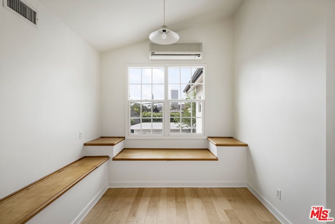Interior, Pendant Lights, Wood Texture Flooring