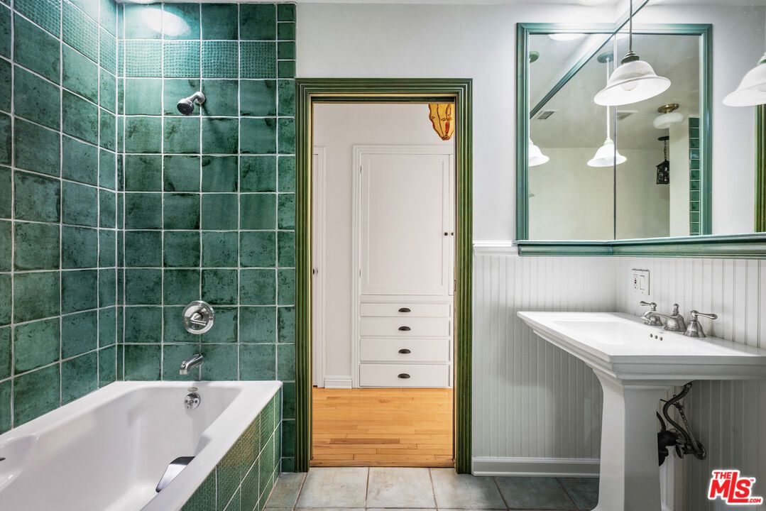 Bathroom, Interior, Pendant Lights, Wood Texture Flooring