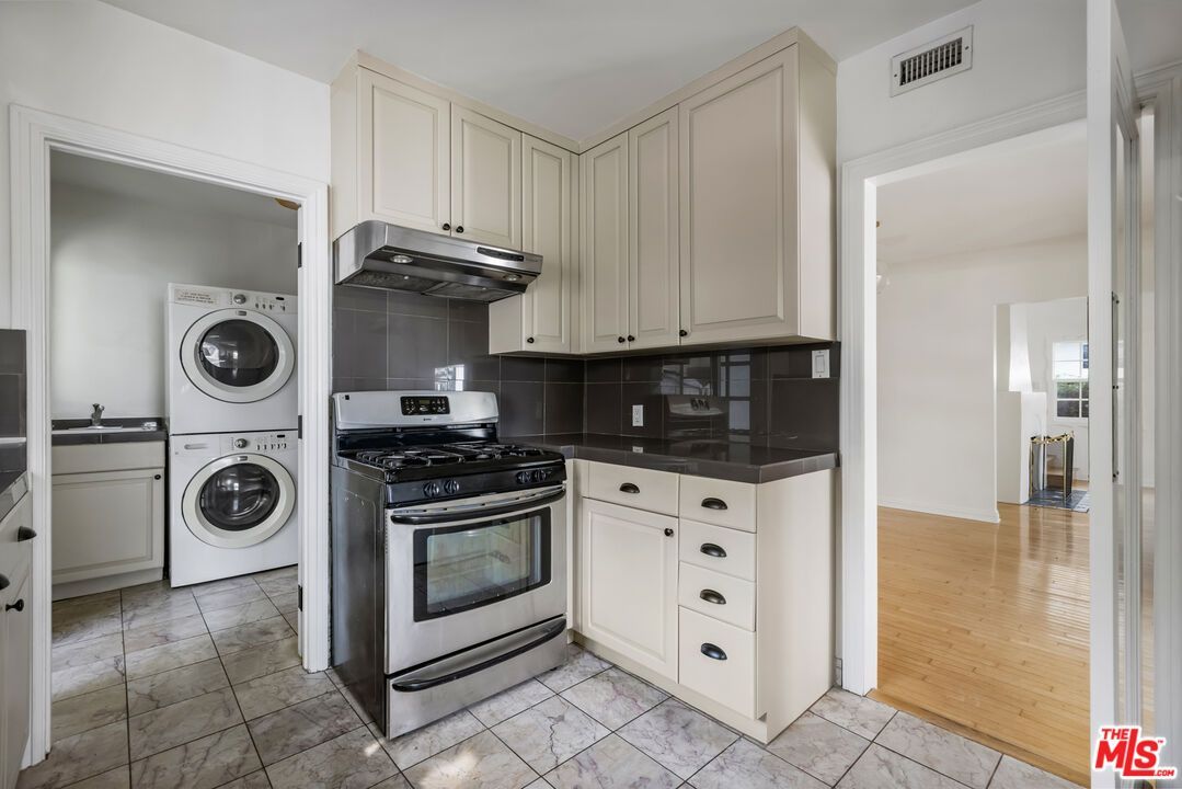 Interior, Kitchen, Washer, Wood Texture Flooring