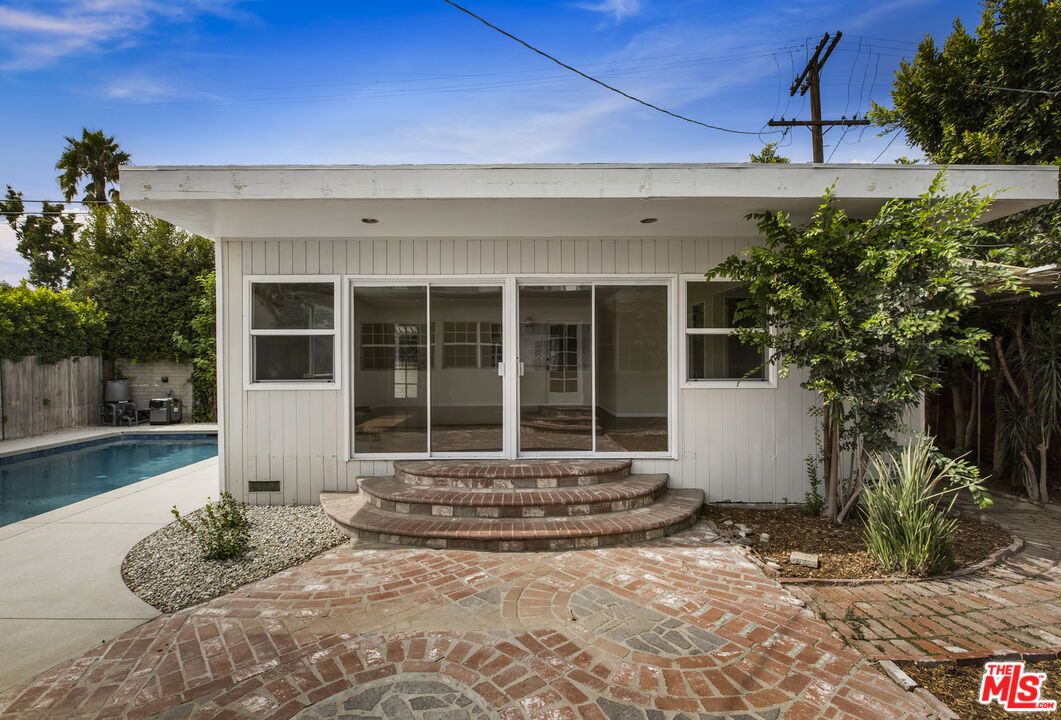 Exterior, Pool