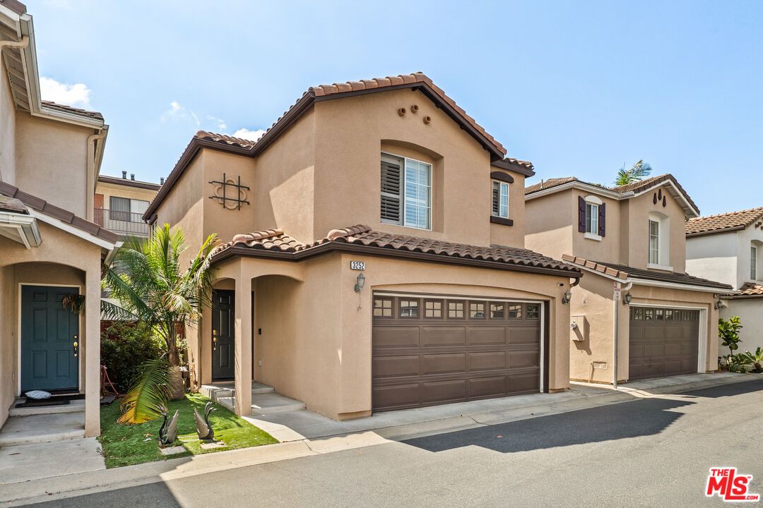 Attached, Exterior, Facade, Mediterranean