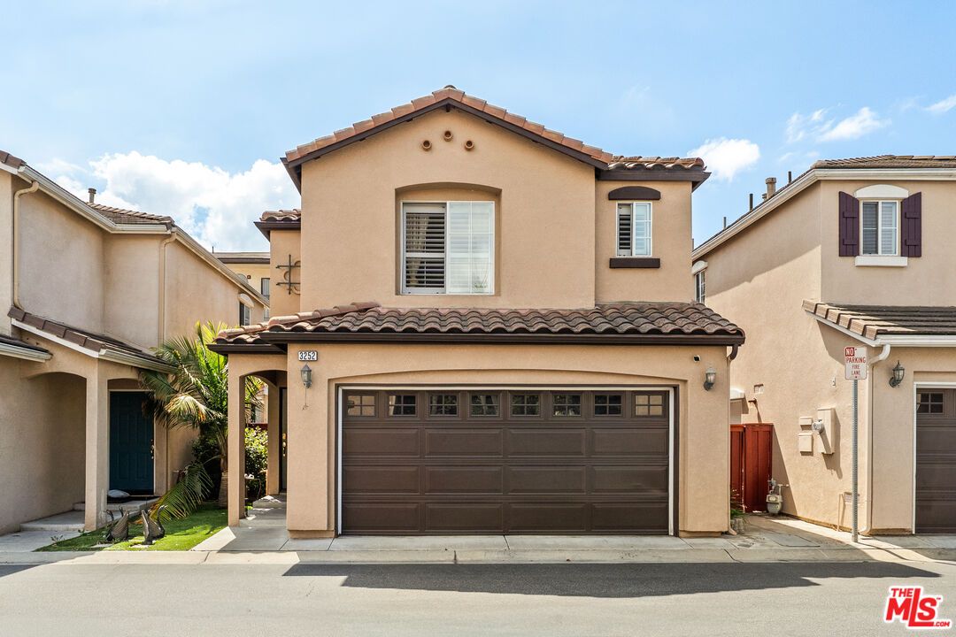 Attached, Exterior, Facade, Mediterranean