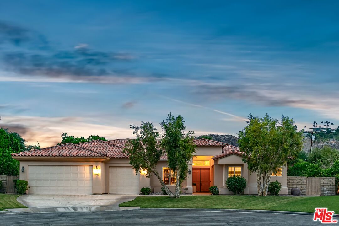 Attached, Exterior, Facade, Mediterranean