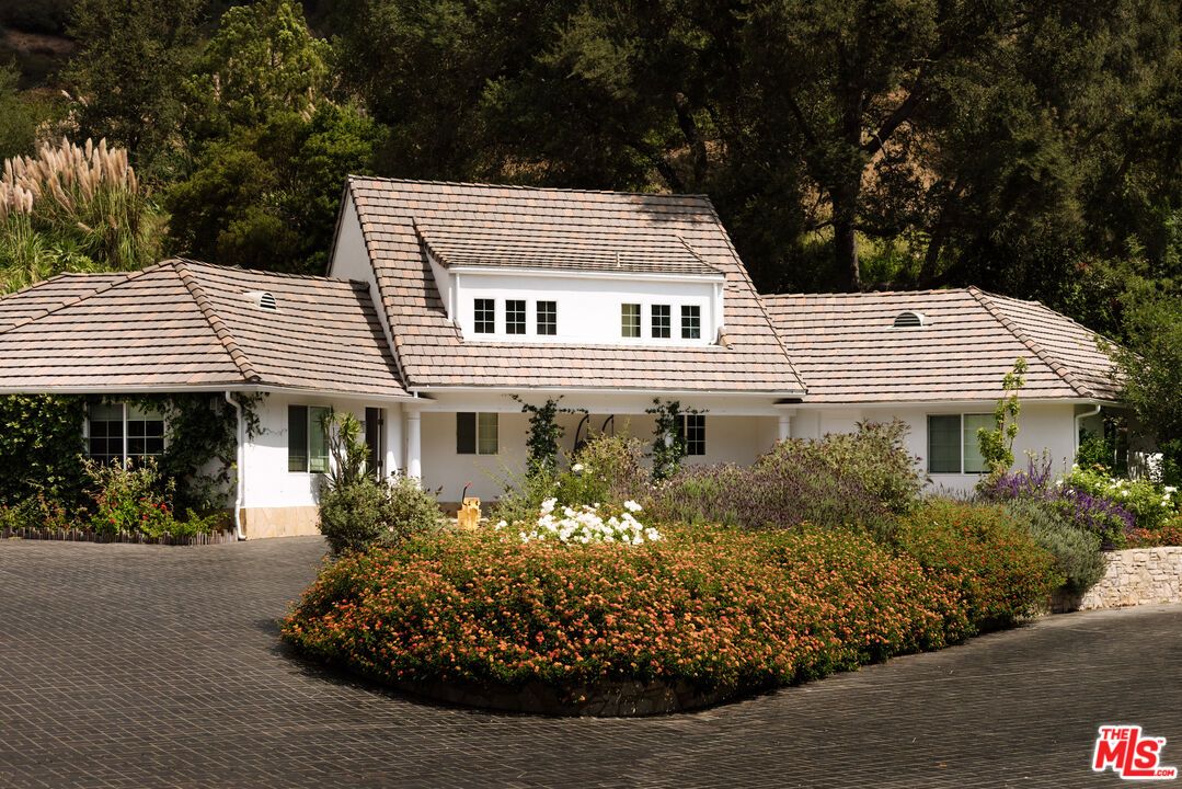 Exterior, Facade, Ranch