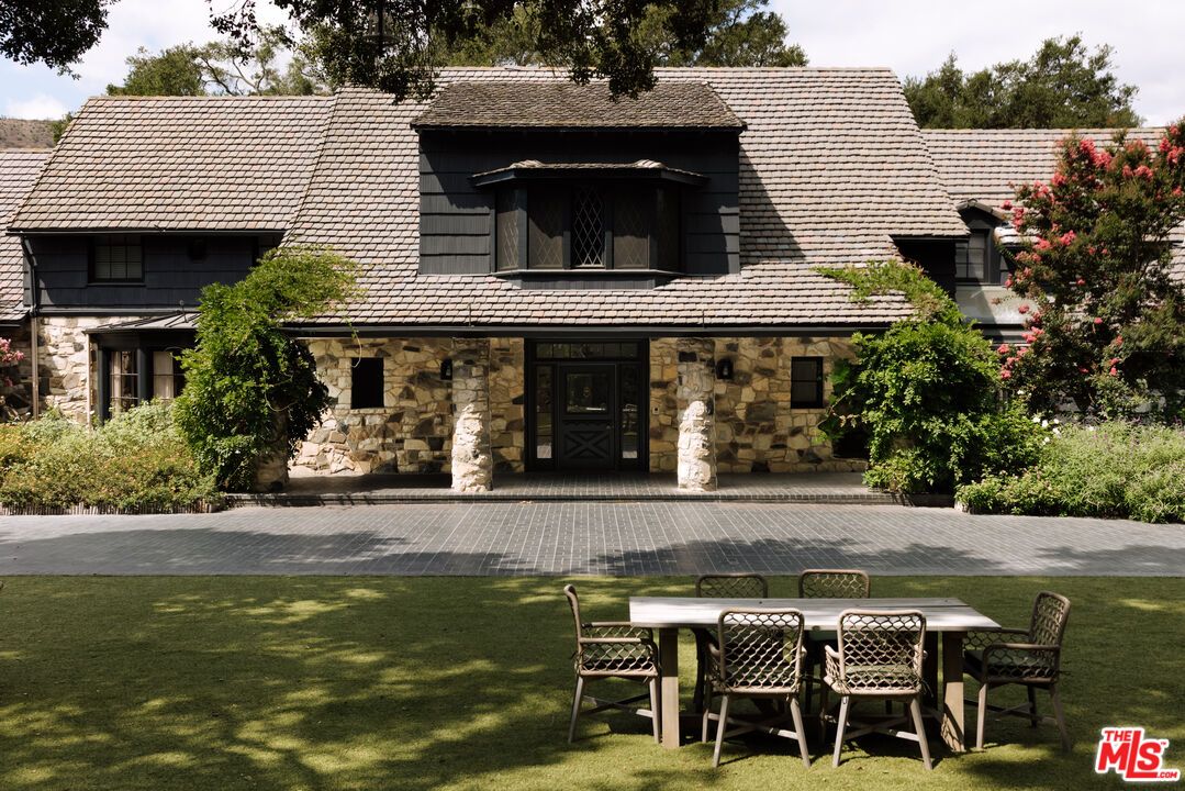 Exterior, Facade, Mediterranean