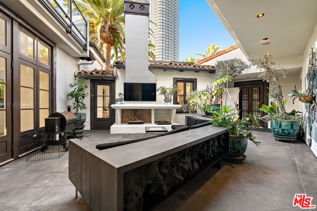 Exterior, Outdoor Kitchen, Recessed Lighting