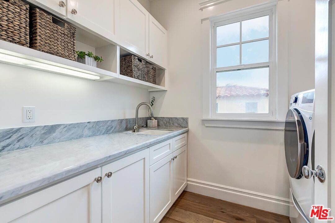 Interior, Washer, Wood Texture Flooring