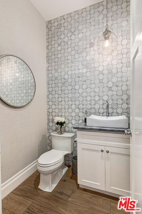 Bathroom, Interior, Pendant Lights, Wood Texture Flooring