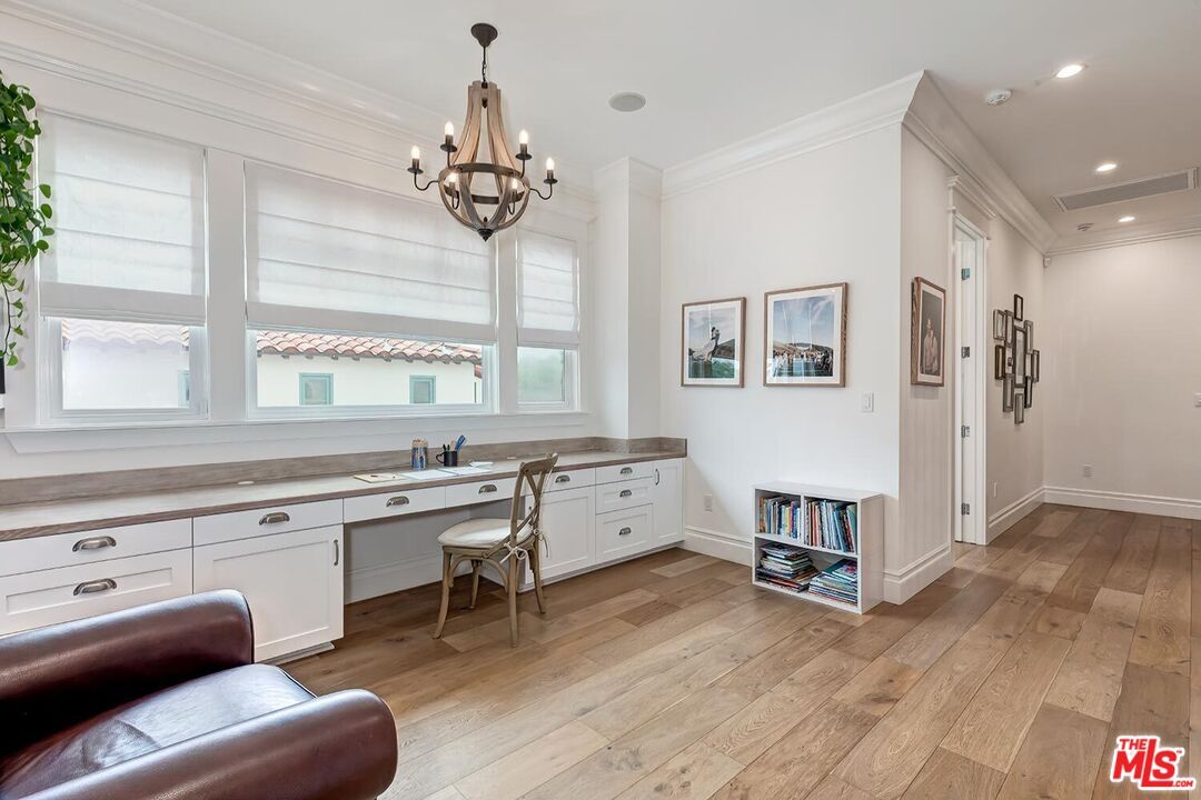 Chandelier, Interior, Recessed Lighting, Wood Texture Flooring