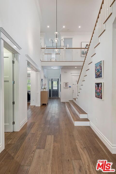 Interior, Pendant Lights, Recessed Lighting, Wood Texture Flooring