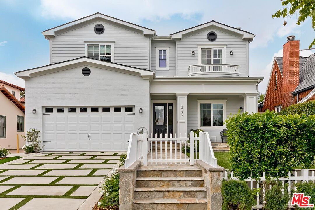 Attached, Exterior, Facade, American Craftsman