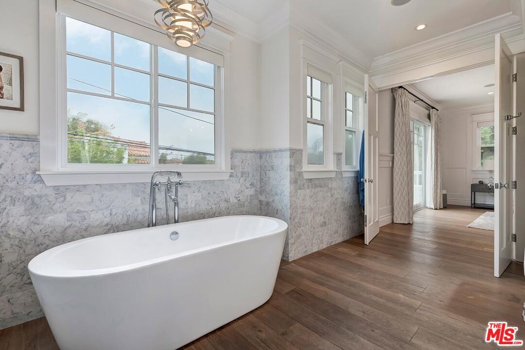 Bathroom, Free Standing Baths, Interior, Pendant Lights, Recessed Lighting, Wood Texture Flooring