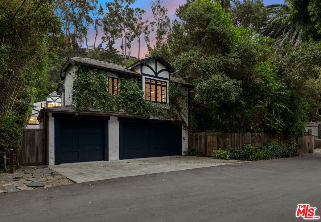 Attached, Exterior, Facade, Tudor Revival