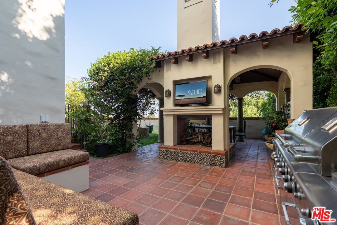 Exterior, Fireplace, Outdoor Kitchen