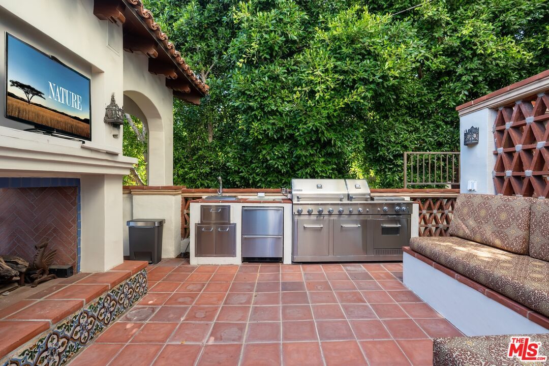 Exterior, Fireplace, Outdoor Kitchen