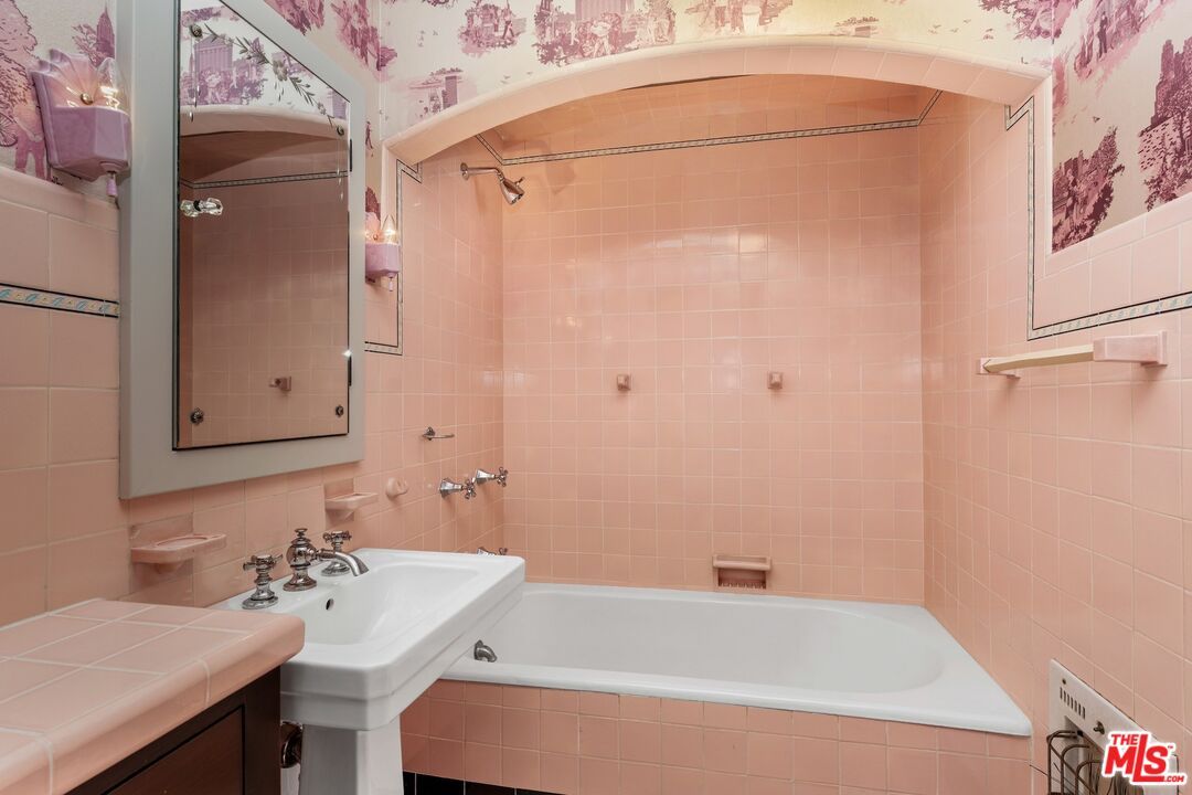 Bathroom, Interior, Tile Countertops