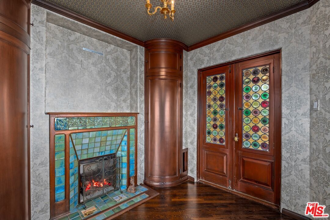 Chandelier, Fireplace, Interior, Wood Texture Flooring