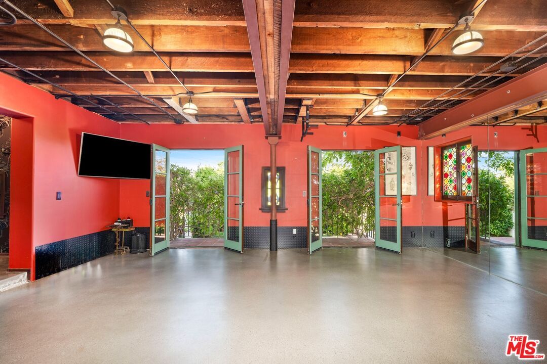 Empty room, Interior, Wooden Beams