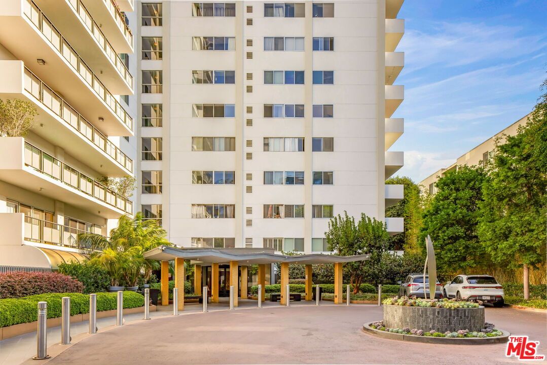 Exterior, Facade, Condo Building