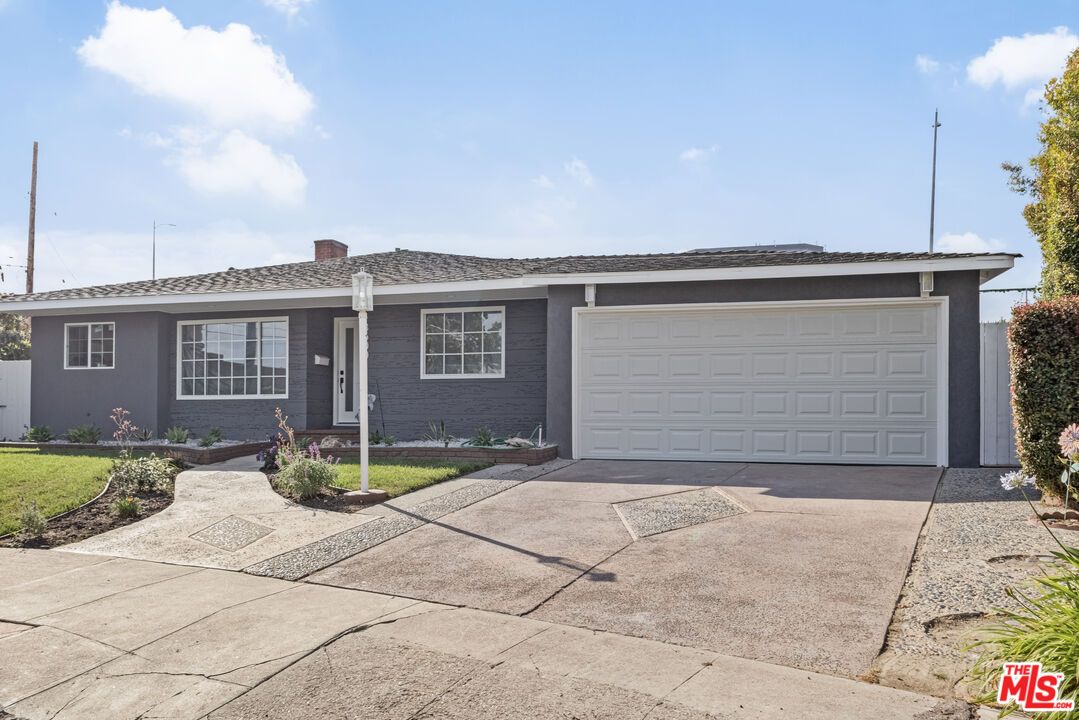 Attached, Exterior, Facade, Ranch
