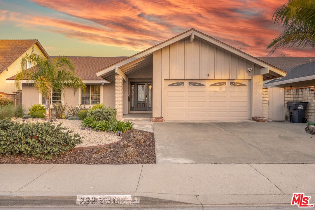 Attached, Exterior, Facade, Ranch