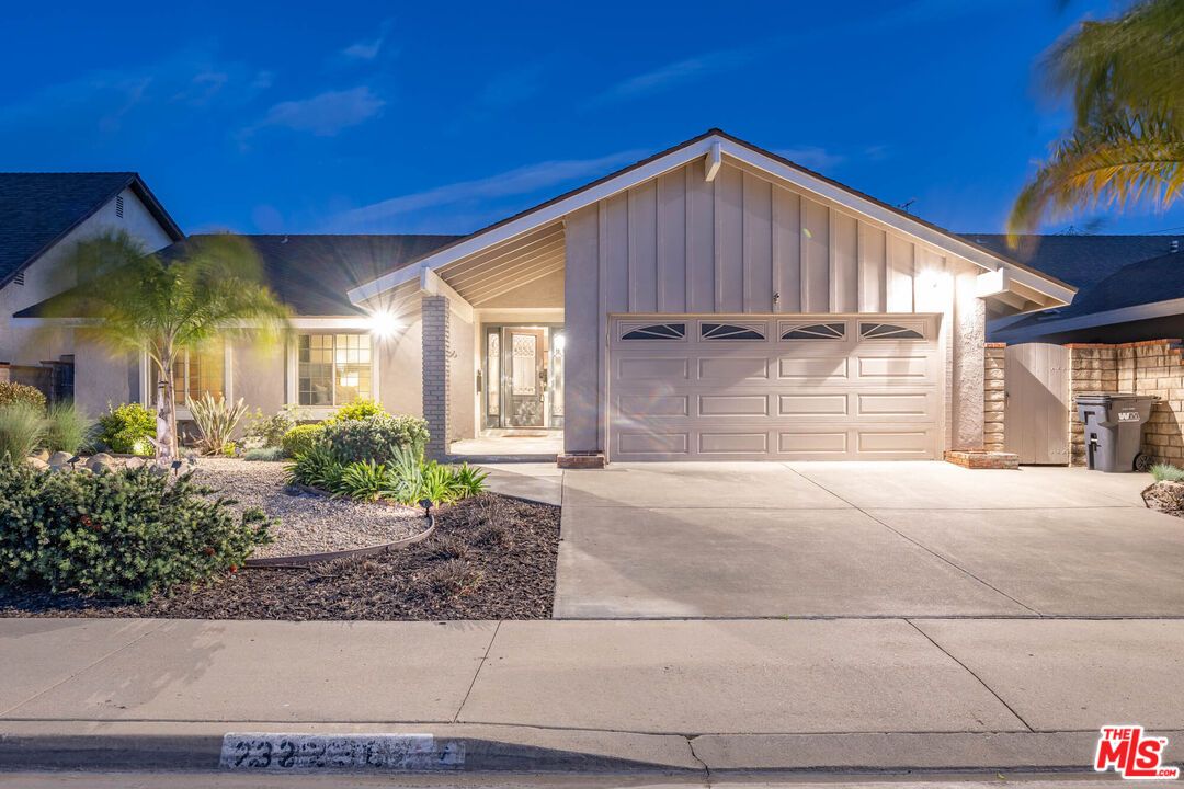 Attached, Exterior, Facade, Ranch