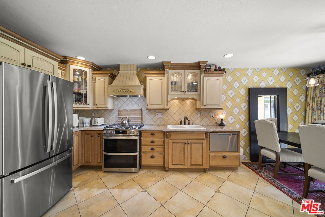 Dining room, Interior, Kitchen, Recessed Lighting, Stainless Steel Appliances