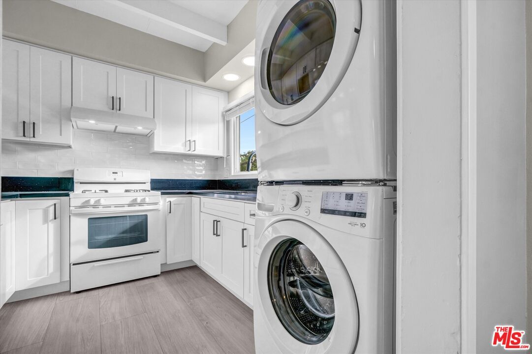 Interior, Kitchen, Recessed Lighting, Washer, Wood Texture Flooring
