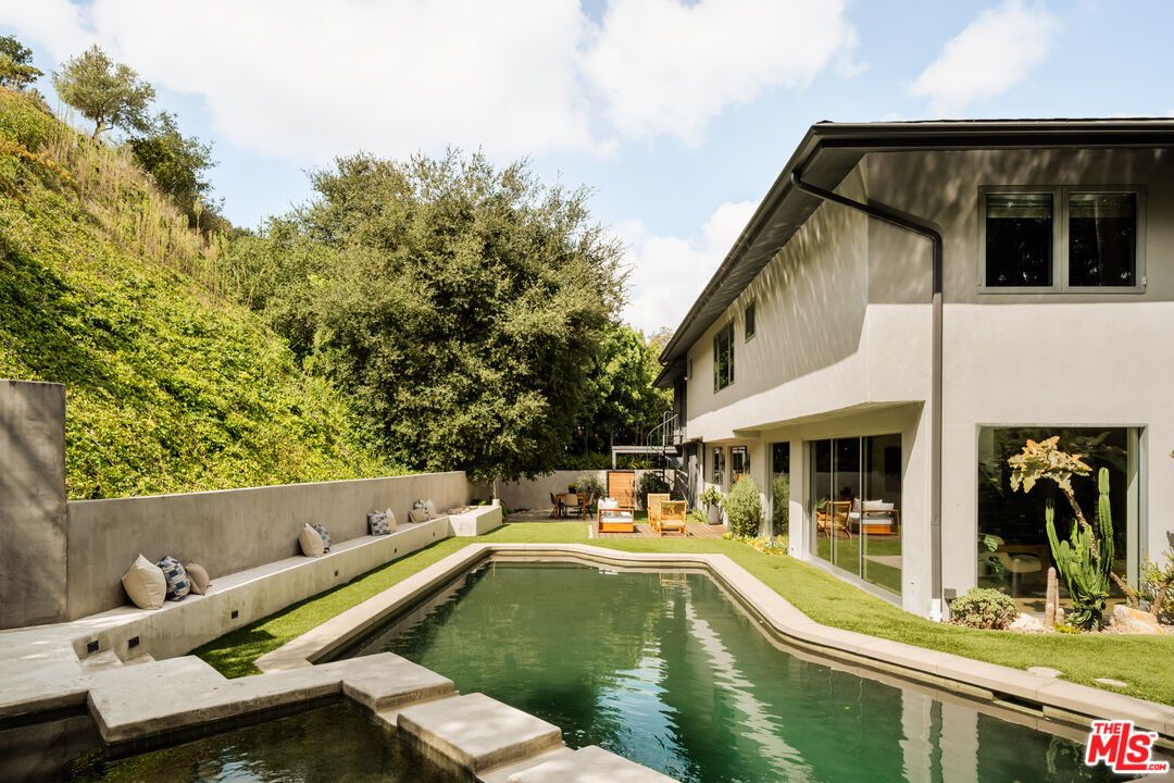 Exterior, Outdoor Kitchen, Pool