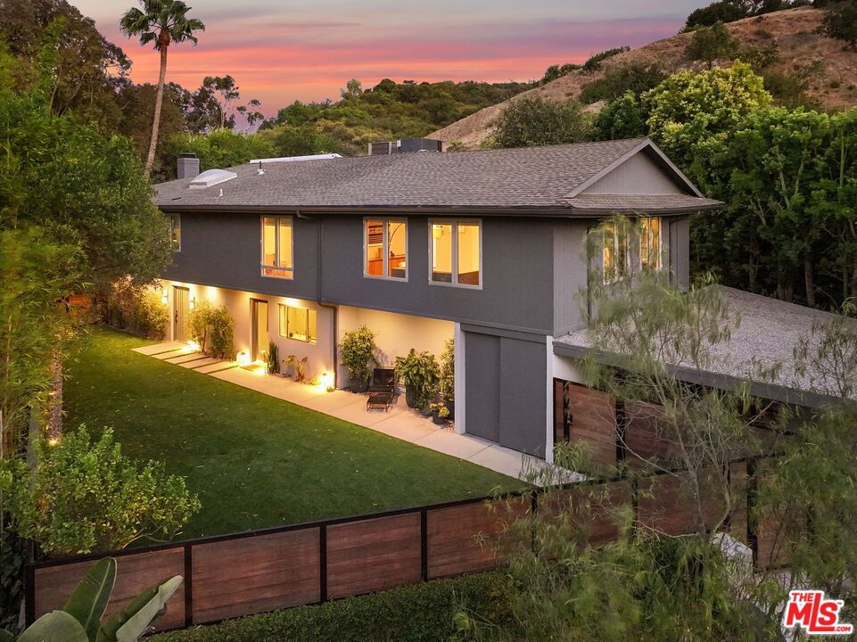 Backyard, Exterior, Facade, Modern
