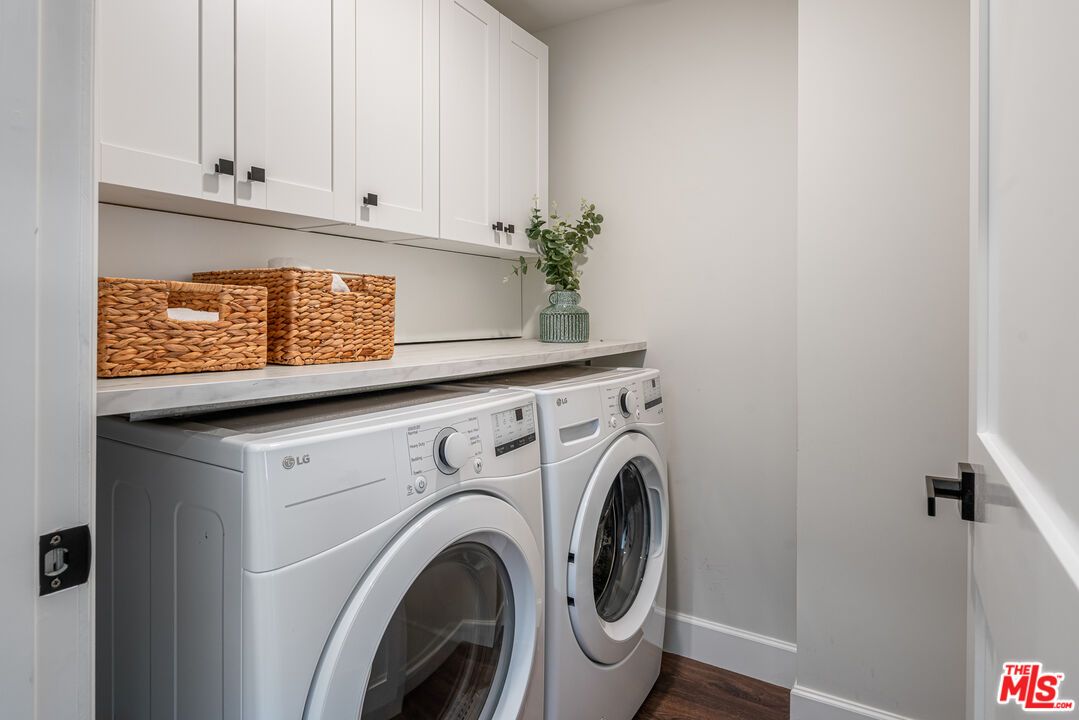 Interior, Washer, Wood Texture Flooring