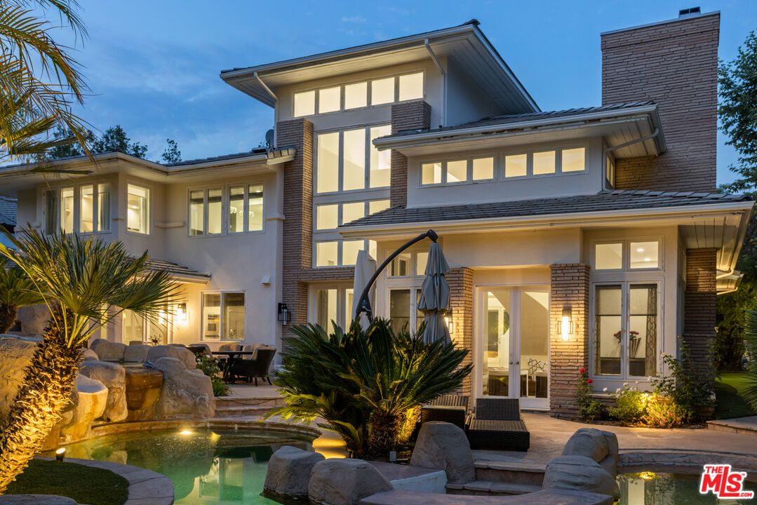 Exterior, Facade, Pool, Modern