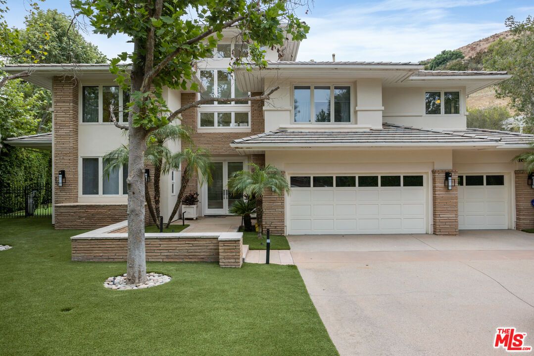 Attached, Exterior, Facade, Modern