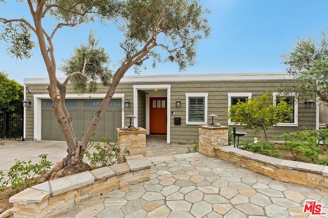 Attached, Exterior, Facade, Ranch