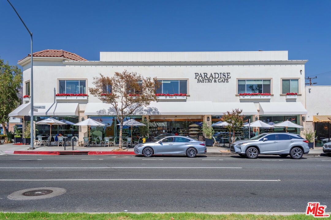 Exterior, Facade, Modern