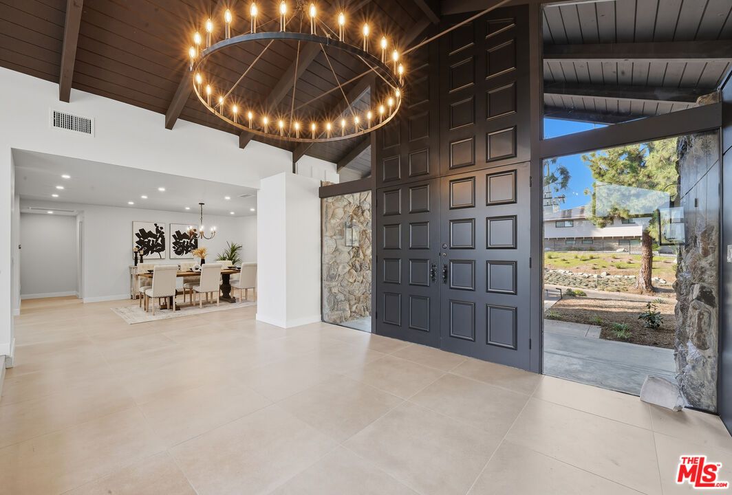 Chandelier, Dining room, Interior, Pendant Lights, Recessed Lighting, Wooden Beams, Wooden Ceilings