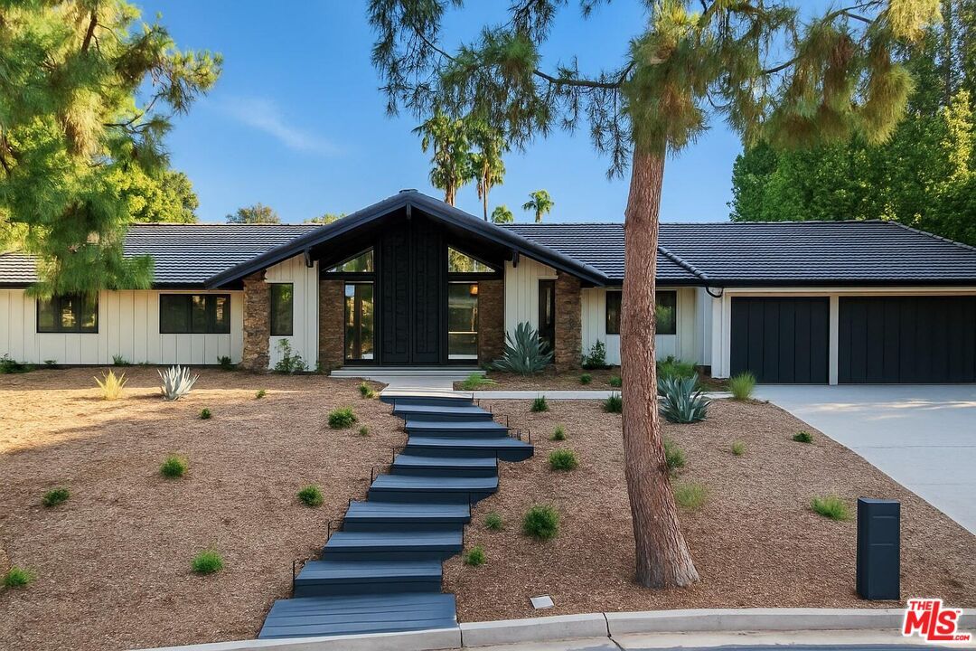 Attached, Exterior, Facade, Ranch